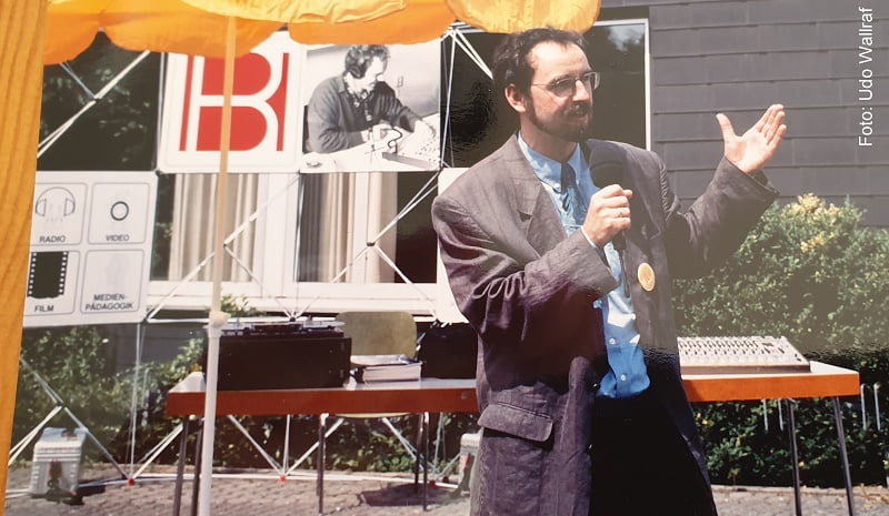 Udo Wallraf hat vor 30 Jahren die Radiowerkstatt gegründet. Hier ist er bei einer öffentlichen Präsentation der Radiowerkstatt im Katholischen Bildungswerk Bonn