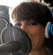 Nora Hespers mit Kopfhörer vor einem Mikrofon